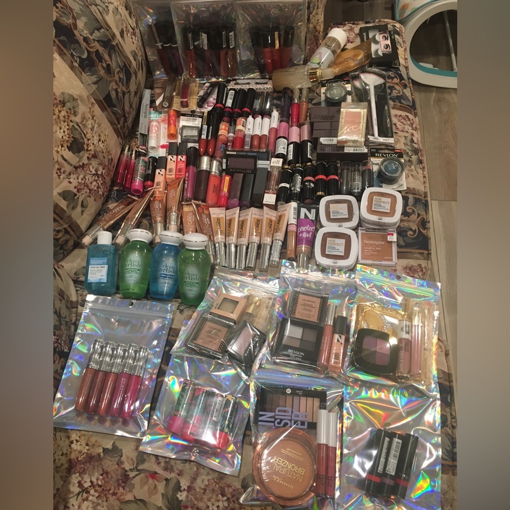 Huge make up lot 166 pieces